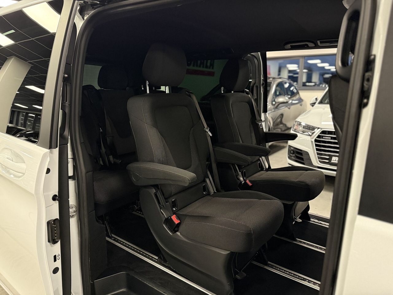 Mercedes-Benz V220 | 28