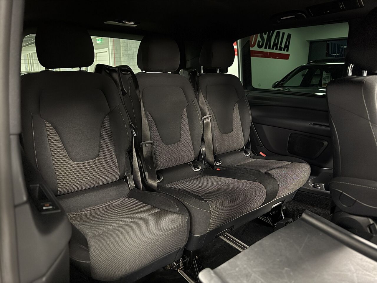 Mercedes-Benz V220 | 27