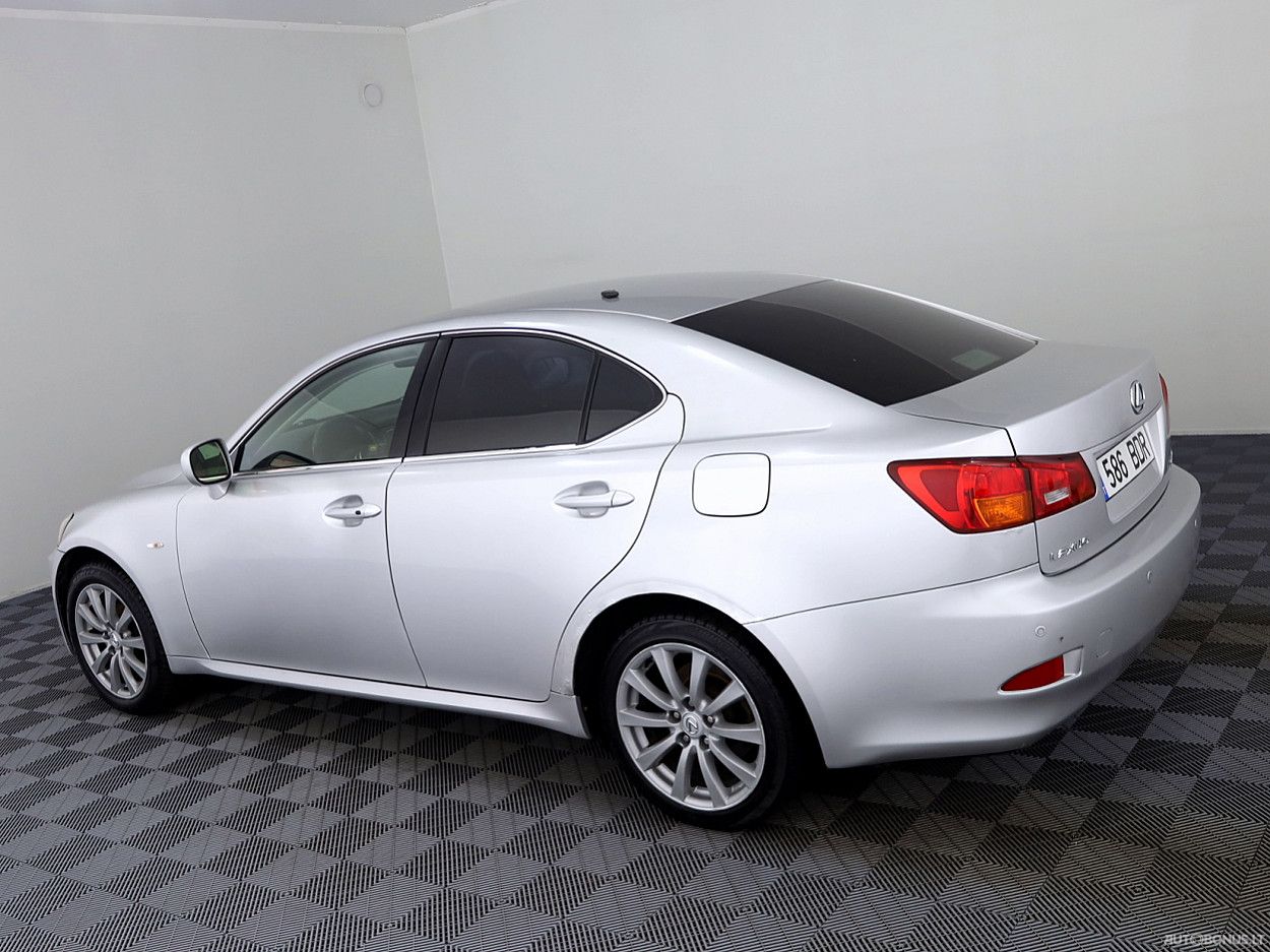Lexus IS 220 | 3