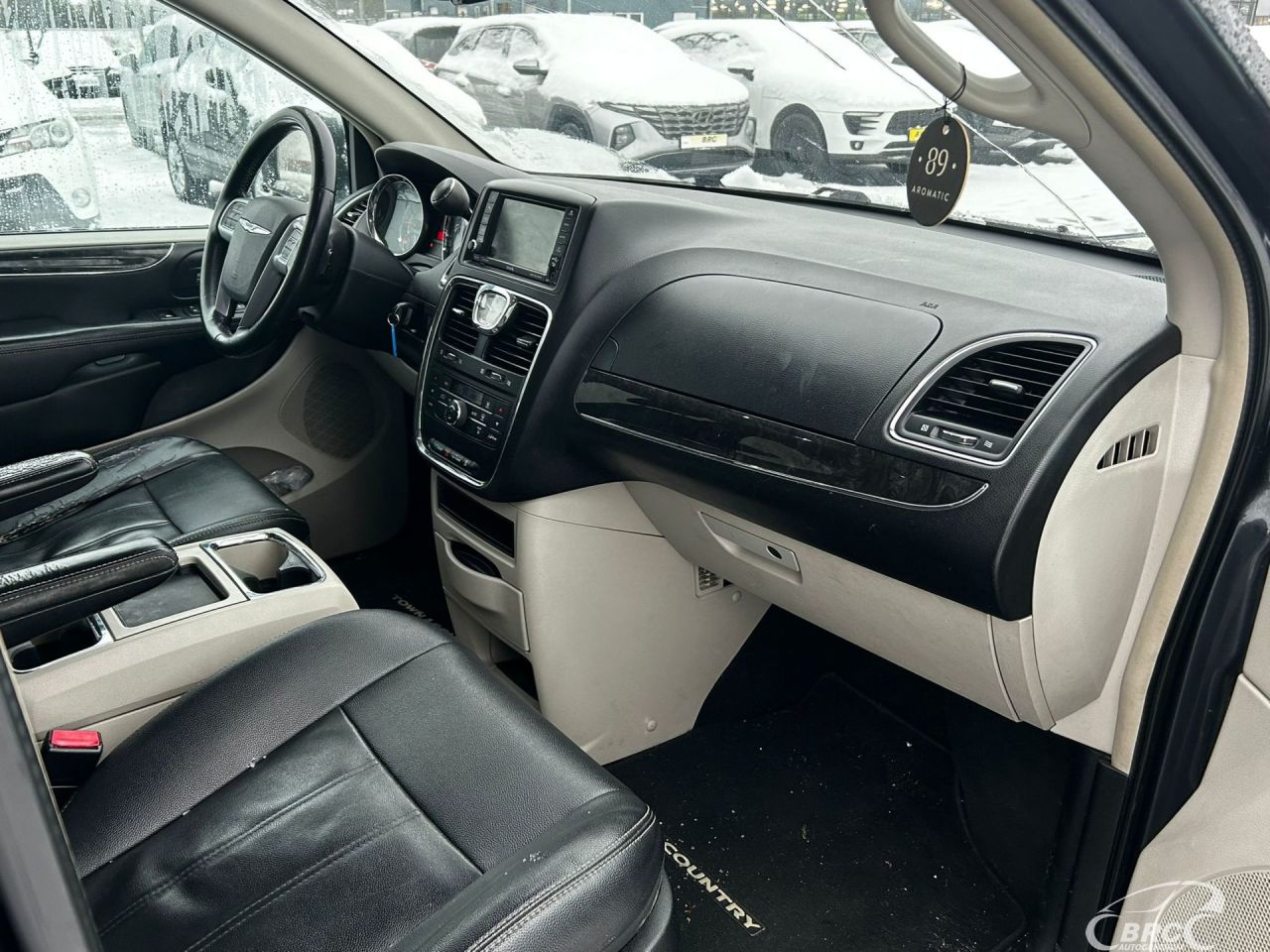 Chrysler Town & Country | 9
