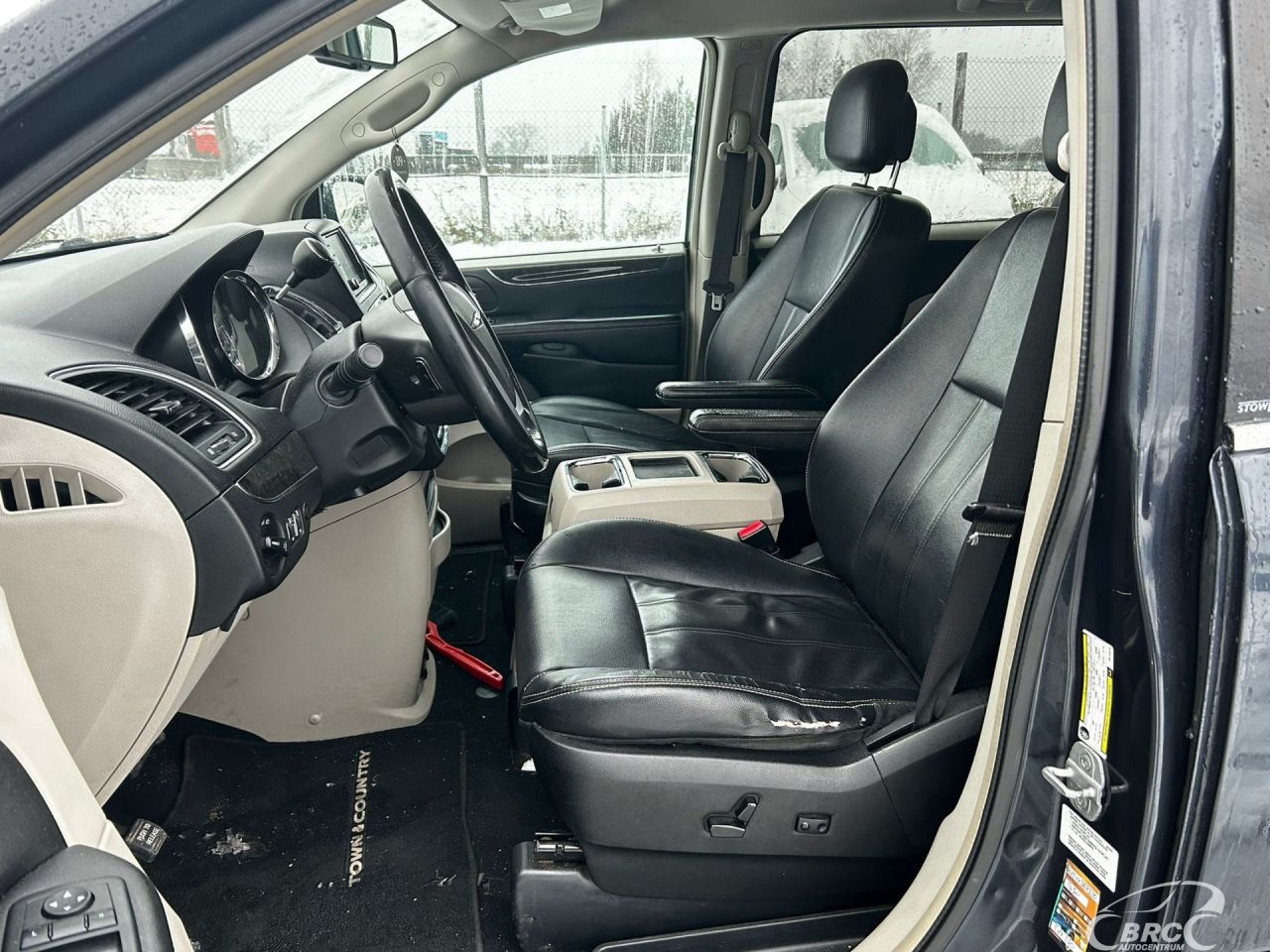 Chrysler Town & Country | 6