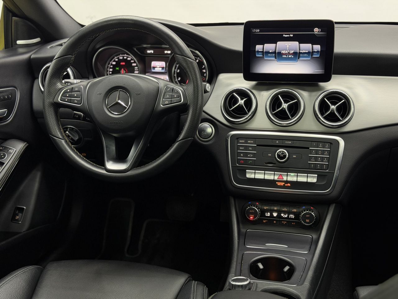 Mercedes-Benz CLA250 | 15