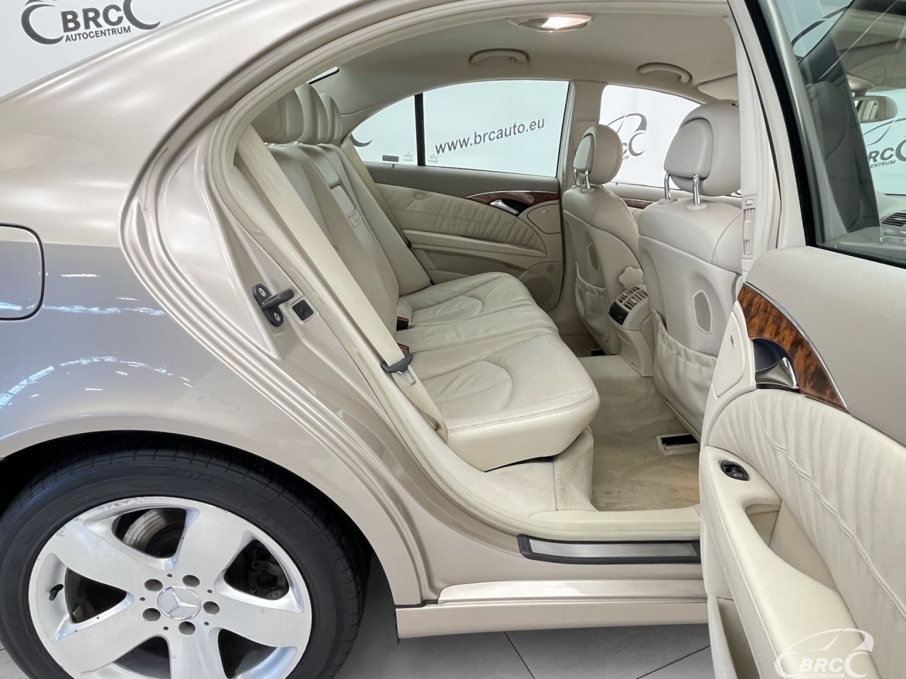 Mercedes-Benz E500 | 9