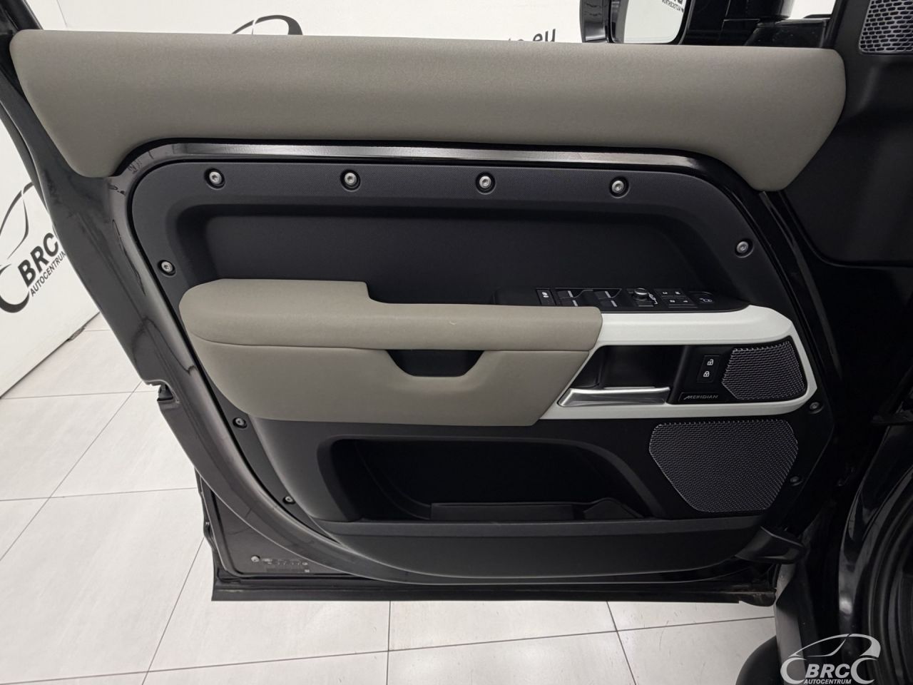 Land Rover Defender | 19