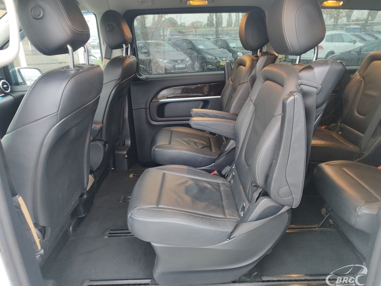 Mercedes-Benz V220 | 12