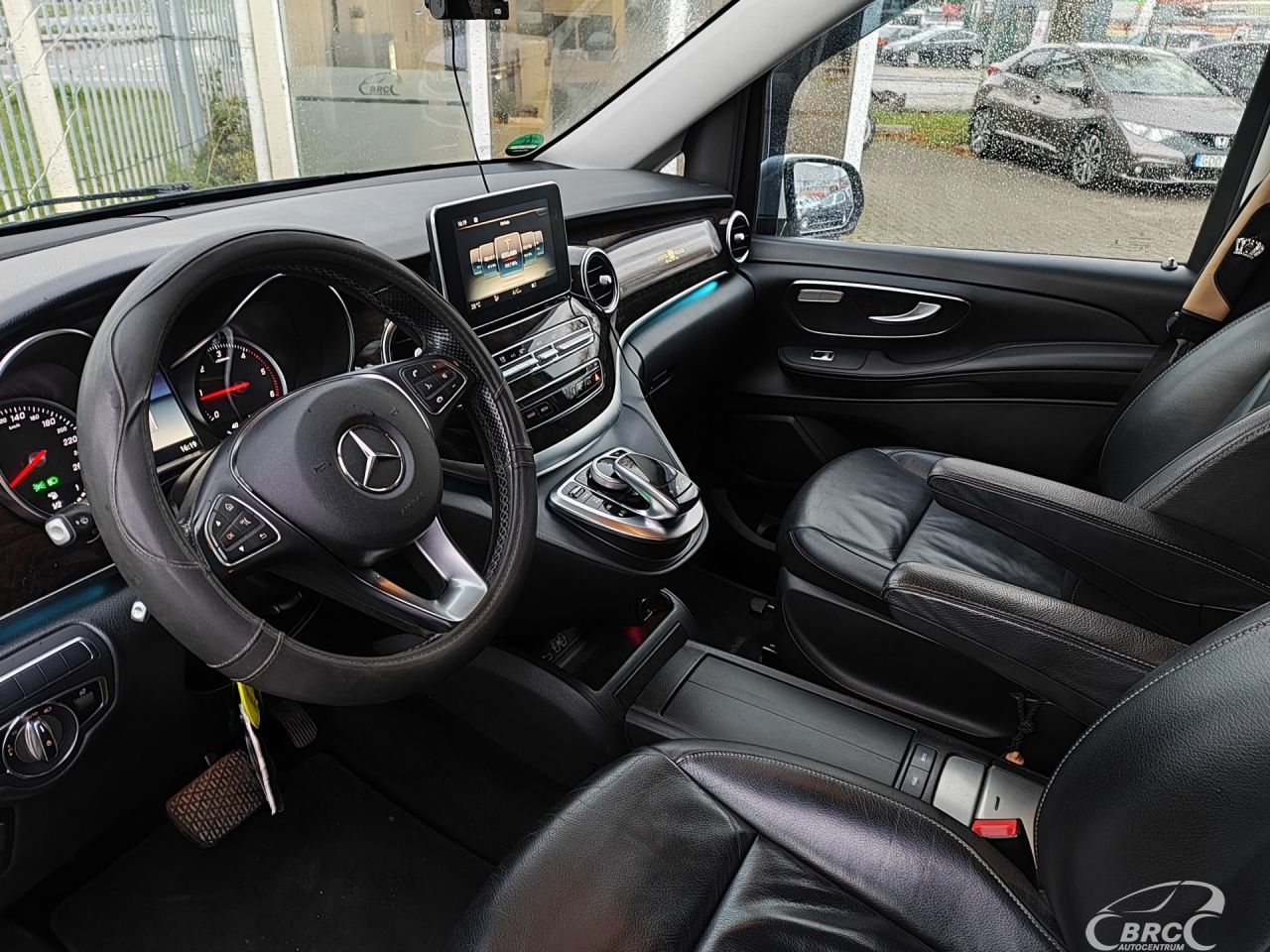 Mercedes-Benz V220 | 16