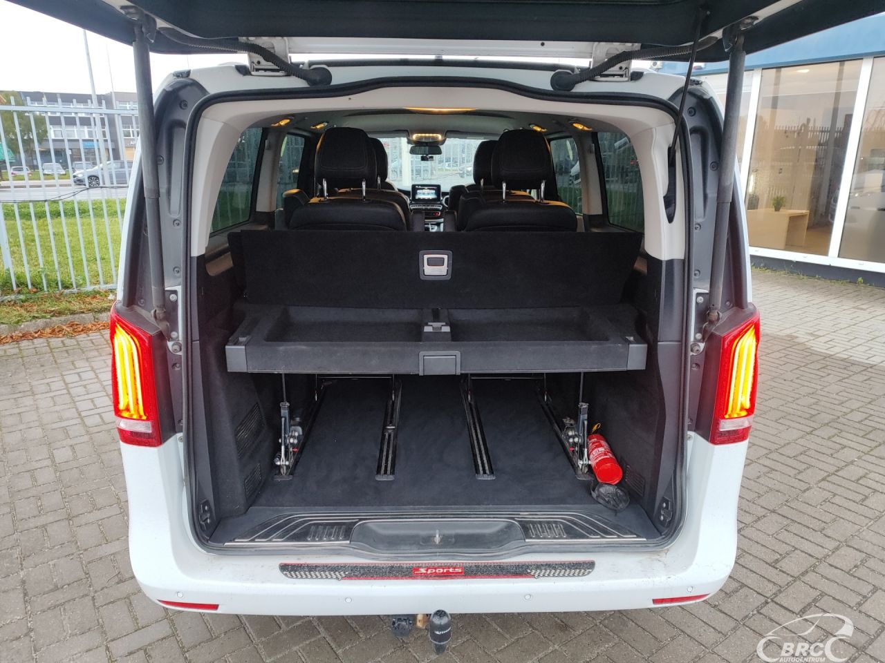 Mercedes-Benz V220 | 10