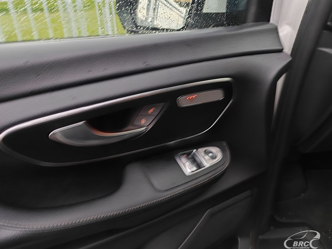 Mercedes-Benz V220 | 15