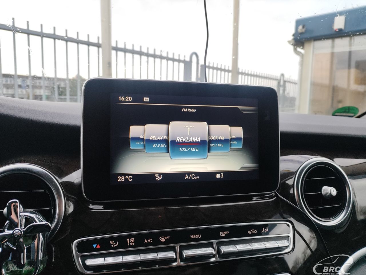 Mercedes-Benz V220 | 23