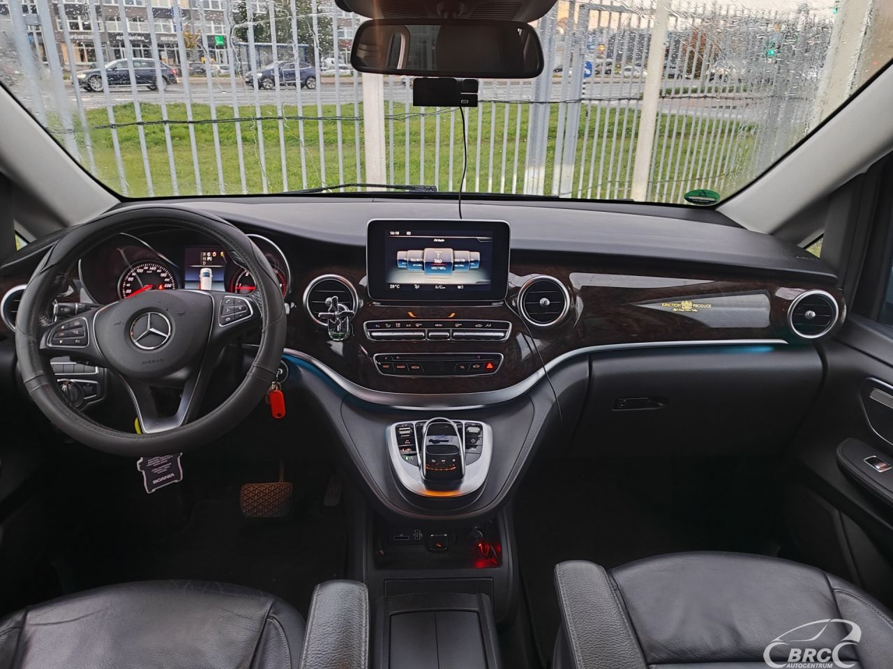 Mercedes-Benz V220 | 3