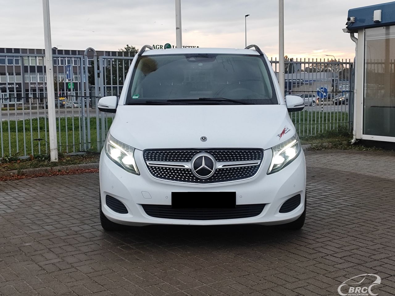 Mercedes-Benz V220 | 27