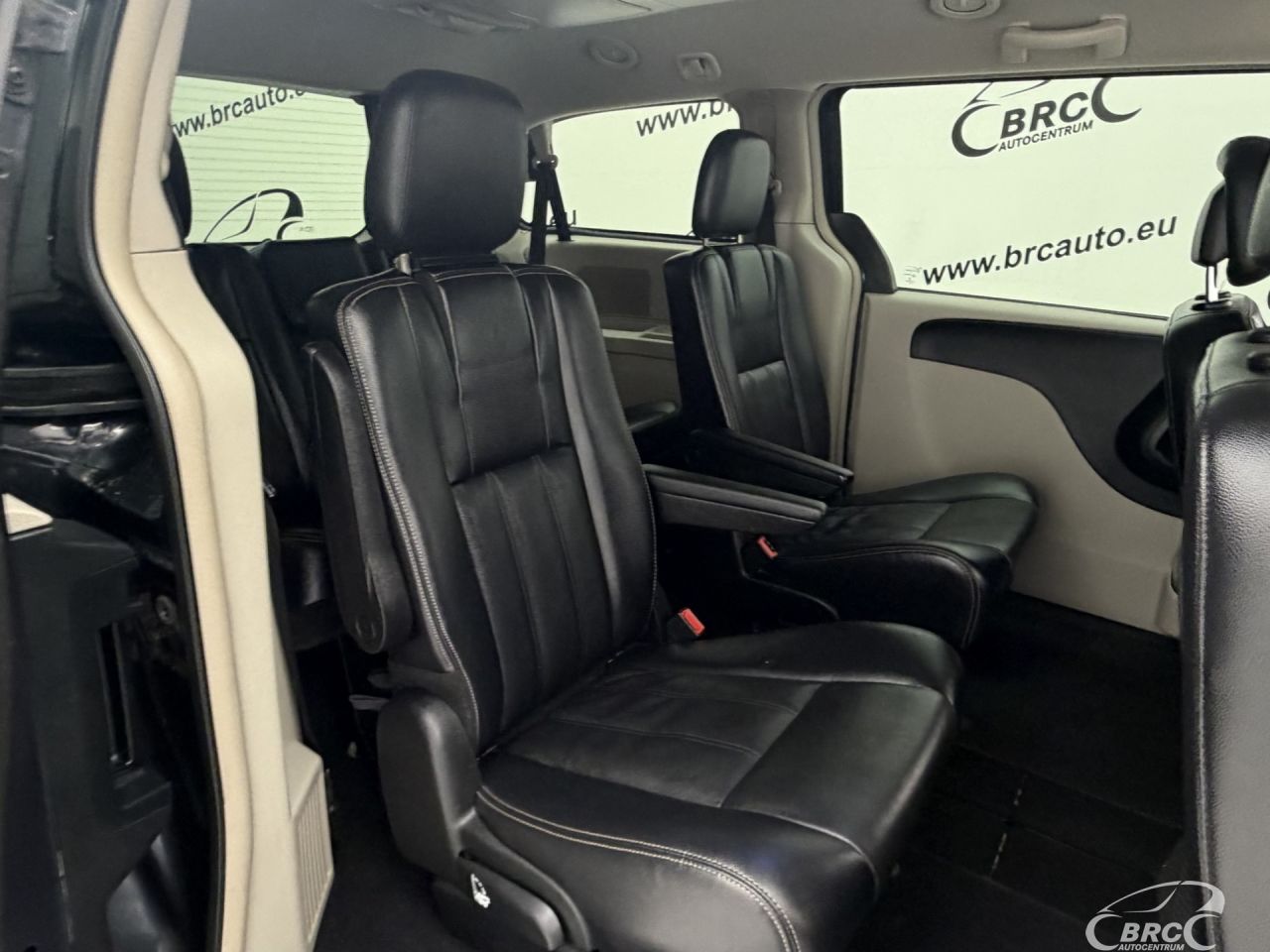 Chrysler Town & Country | 10