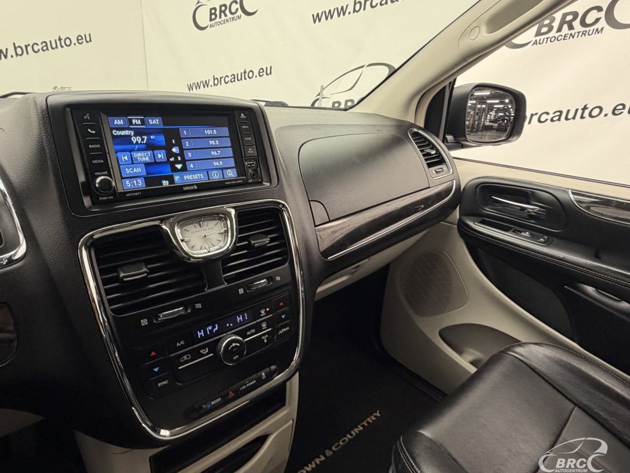 Chrysler Town & Country | 27