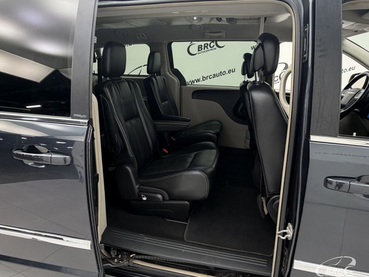 Chrysler Town & Country | 9