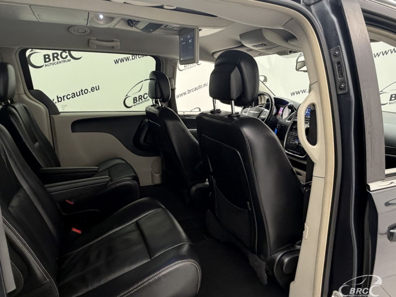 Chrysler Town & Country | 11