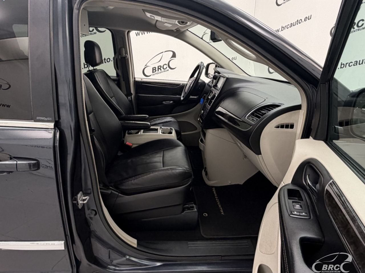 Chrysler Town & Country | 3