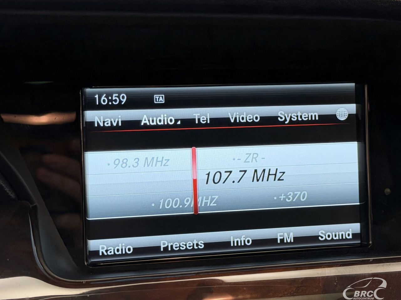 Mercedes-Benz GLK350 | 33