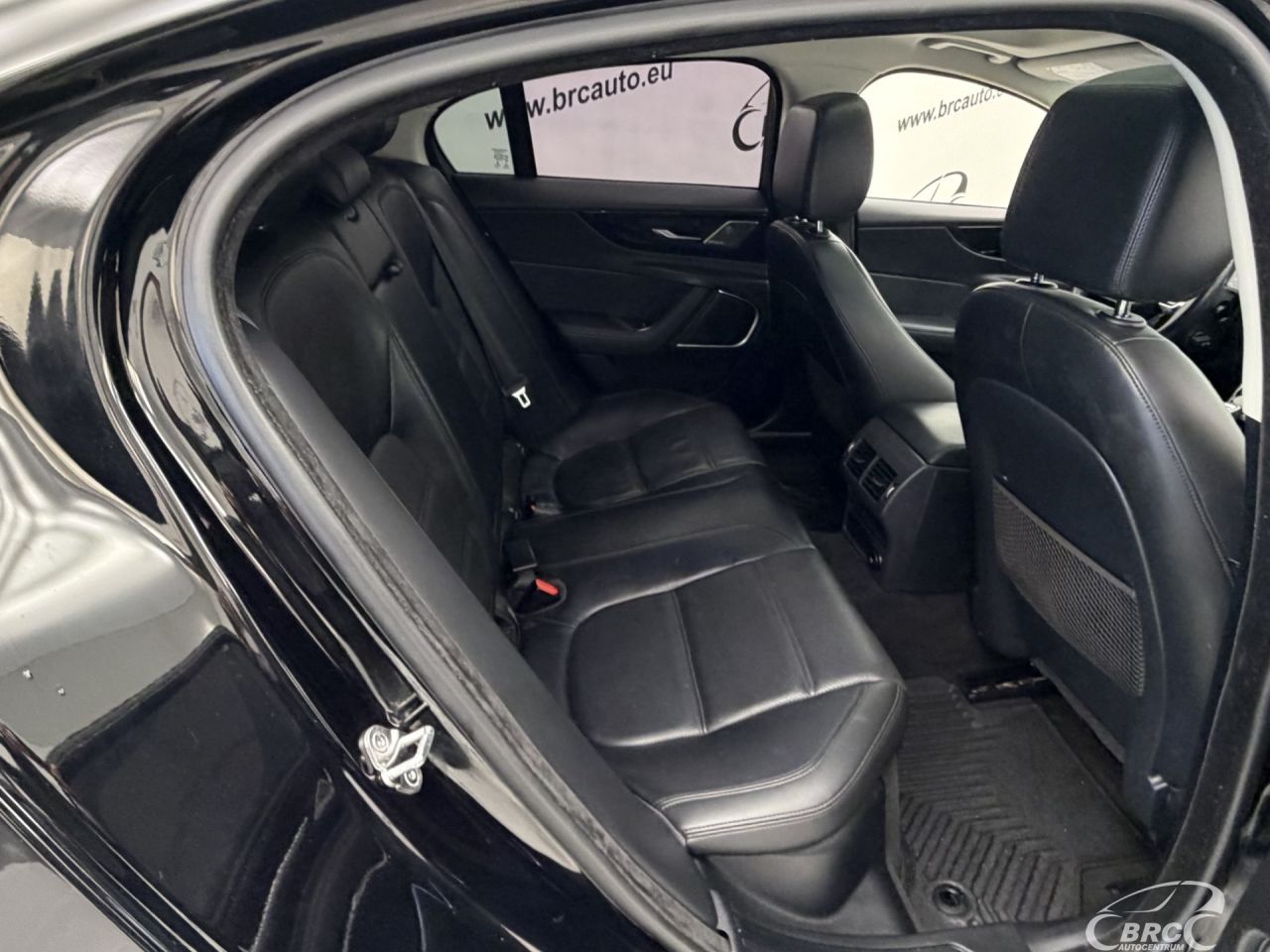 Jaguar XE | 10