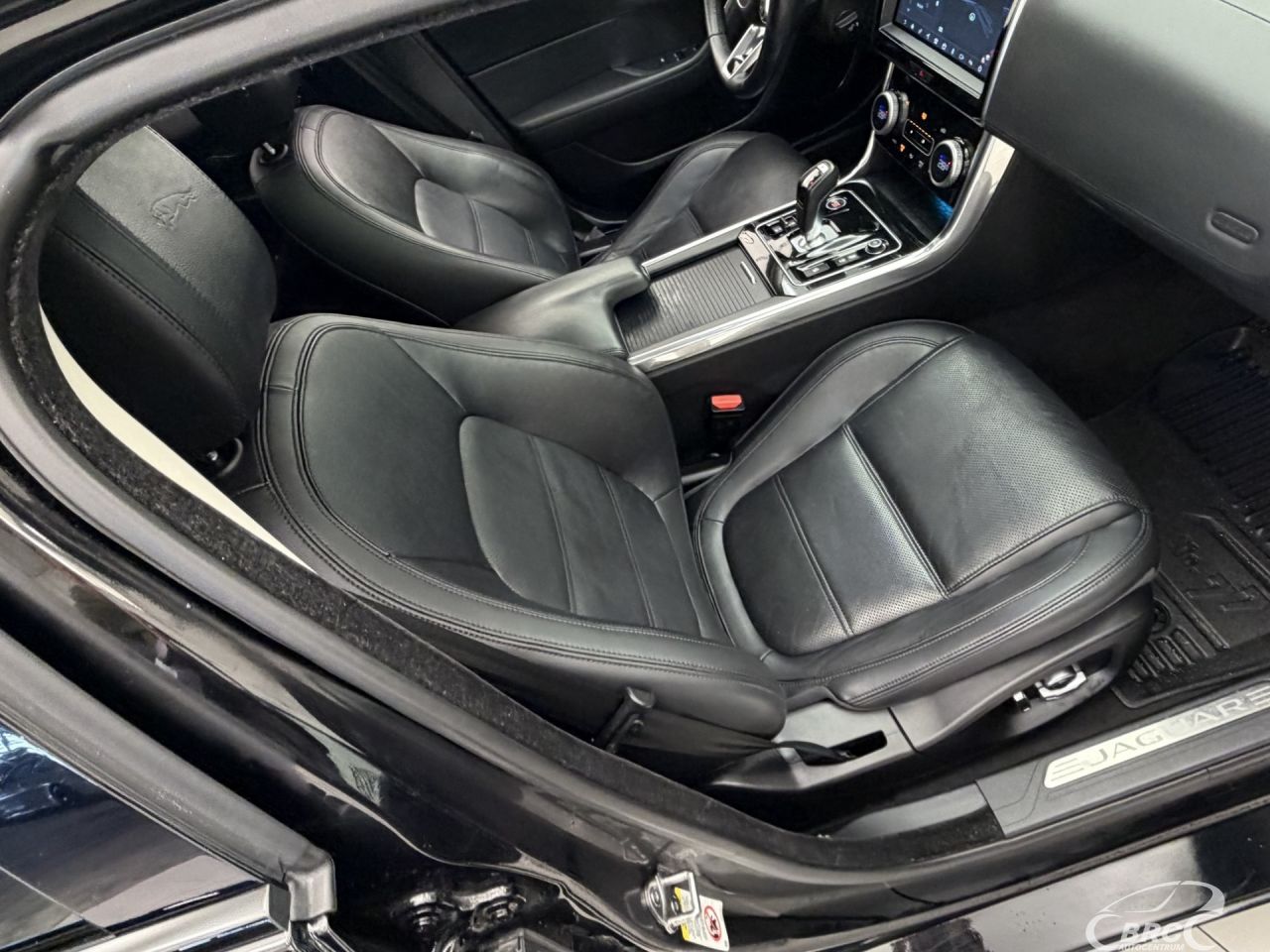 Jaguar XE | 4