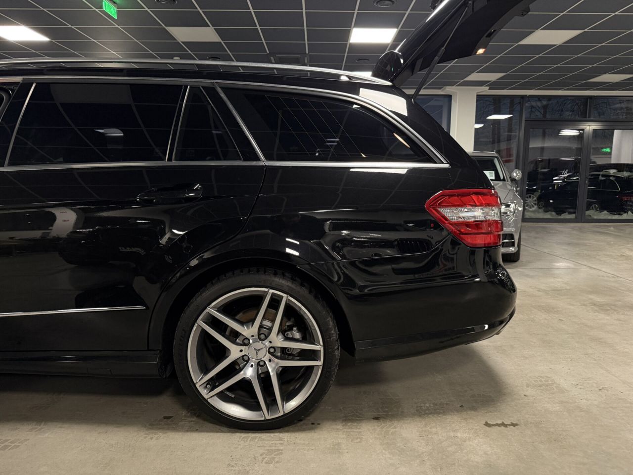 Mercedes-Benz E350 | 10