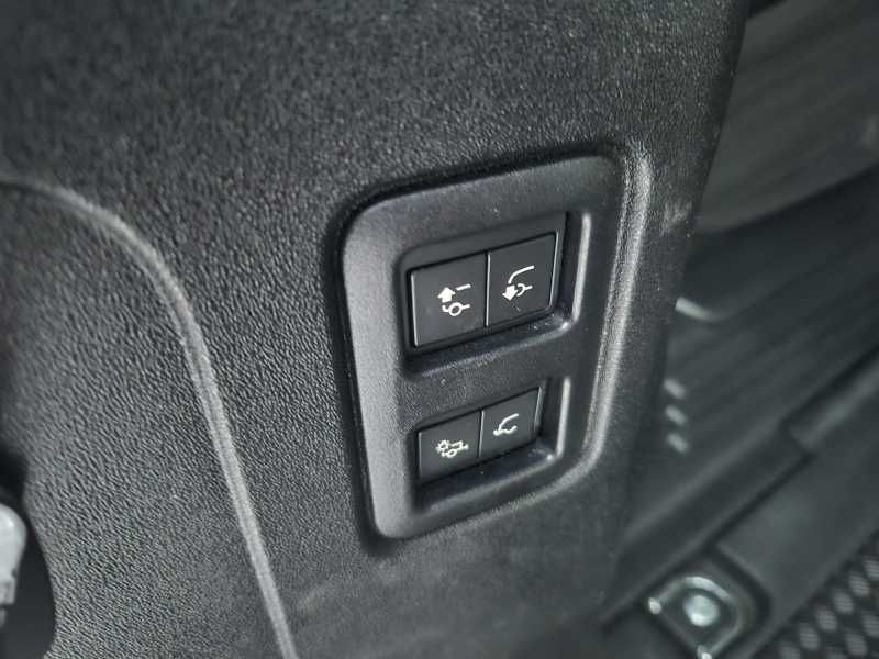 Land Rover Defender | 25