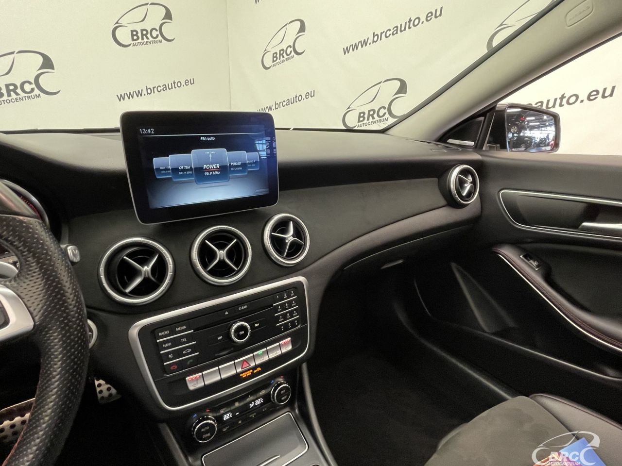 Mercedes-Benz CLA200 | 25