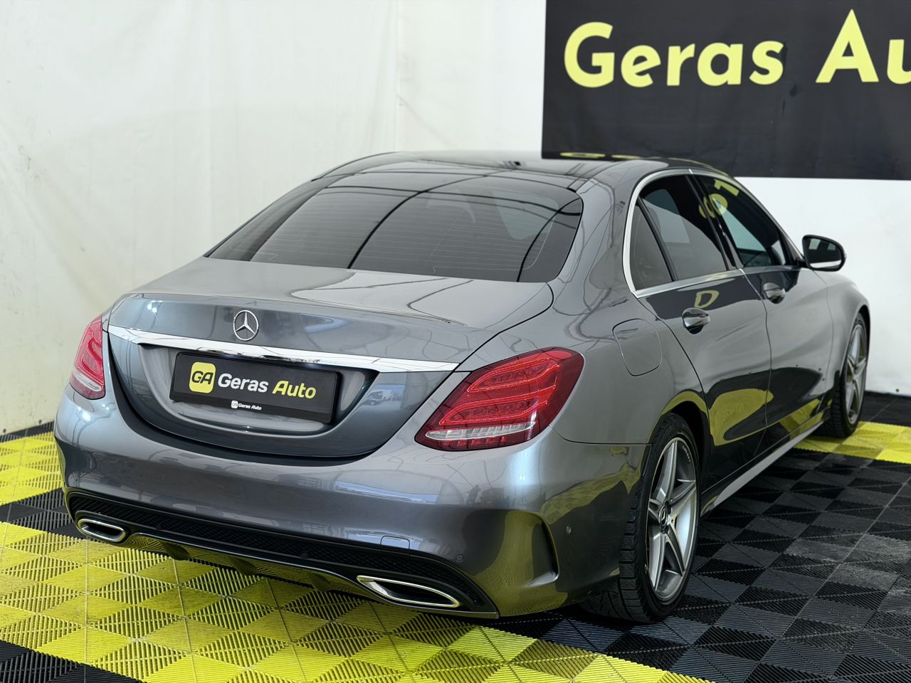 Mercedes-Benz C200 | 3