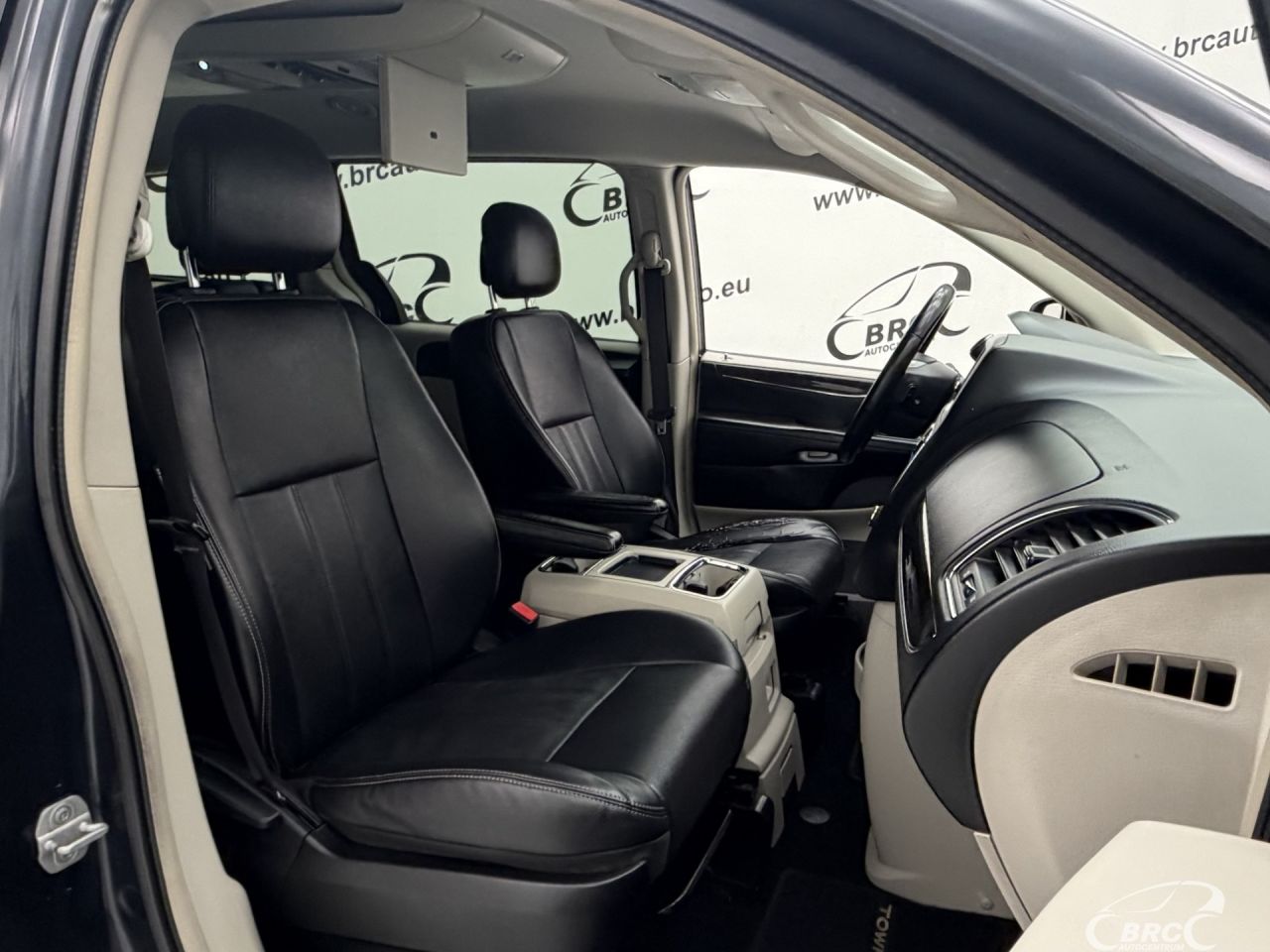 Chrysler Town & Country | 6