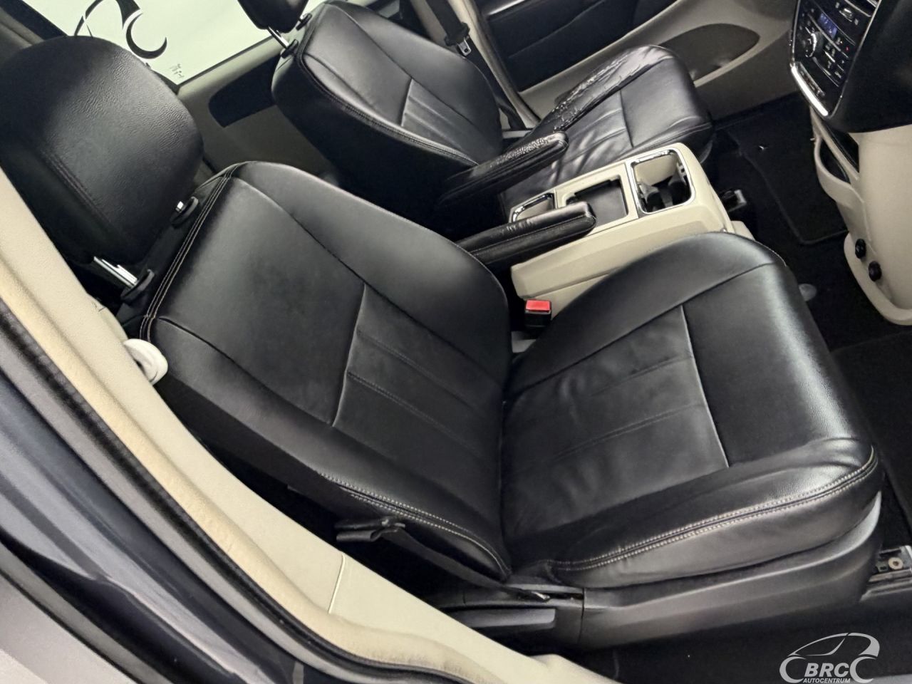 Chrysler Town & Country | 4