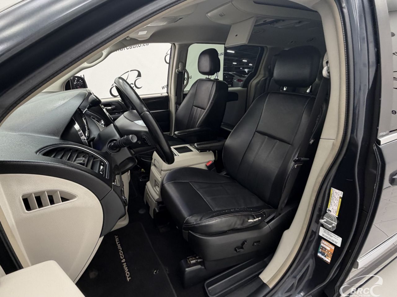 Chrysler Town & Country | 23