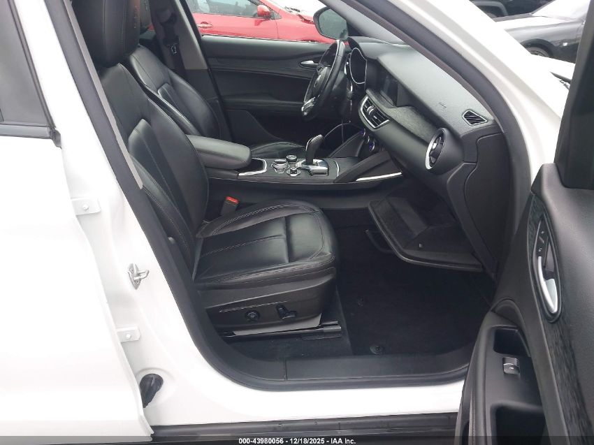 Alfa Romeo Stelvio | 8