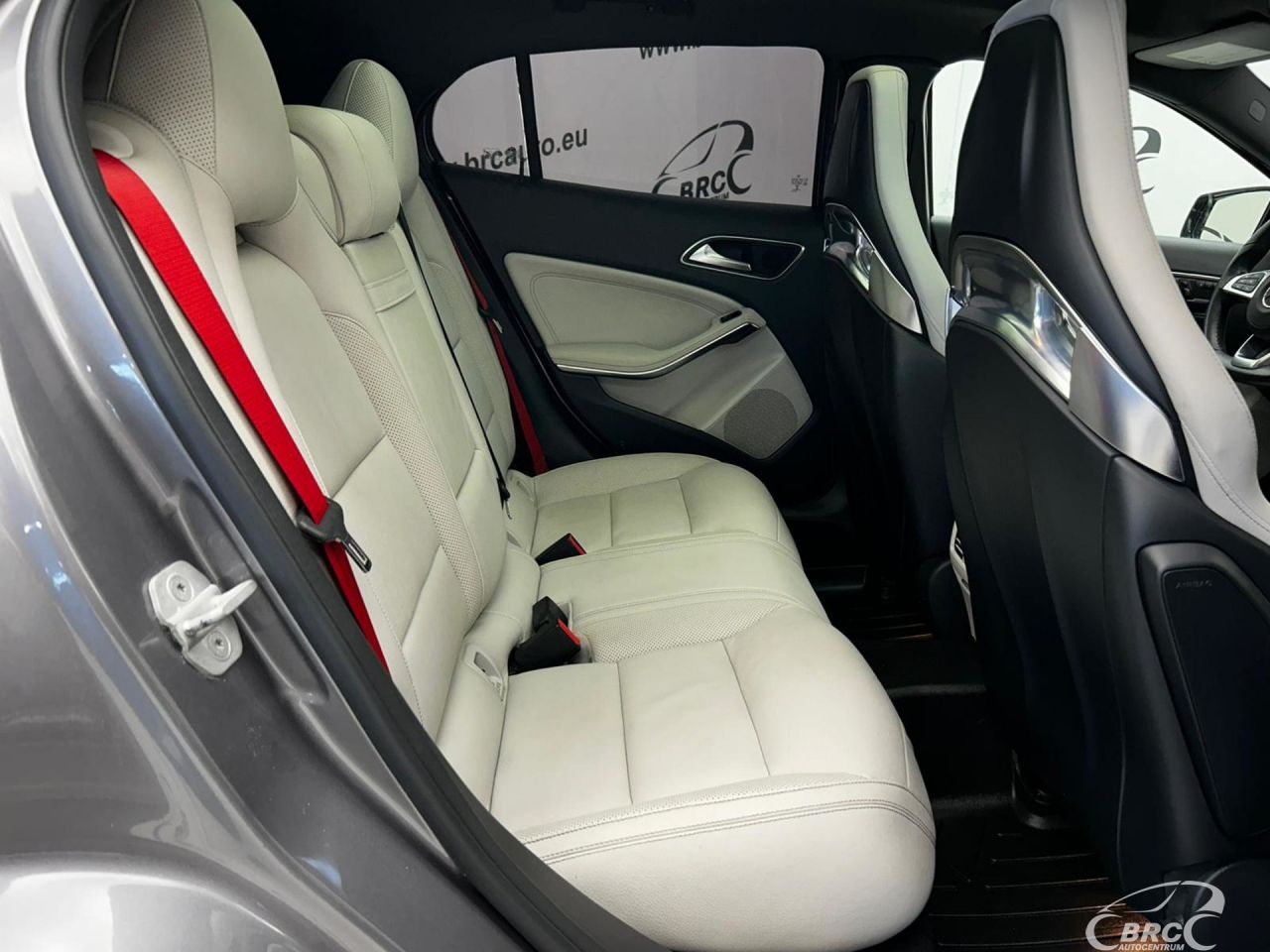 Mercedes-Benz GLA45 AMG | 9