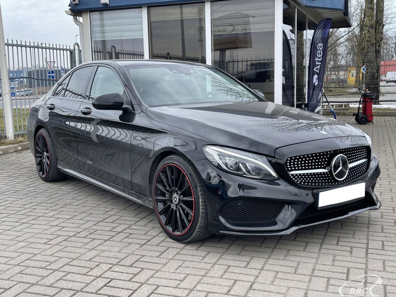 Mercedes-Benz C350 | 32