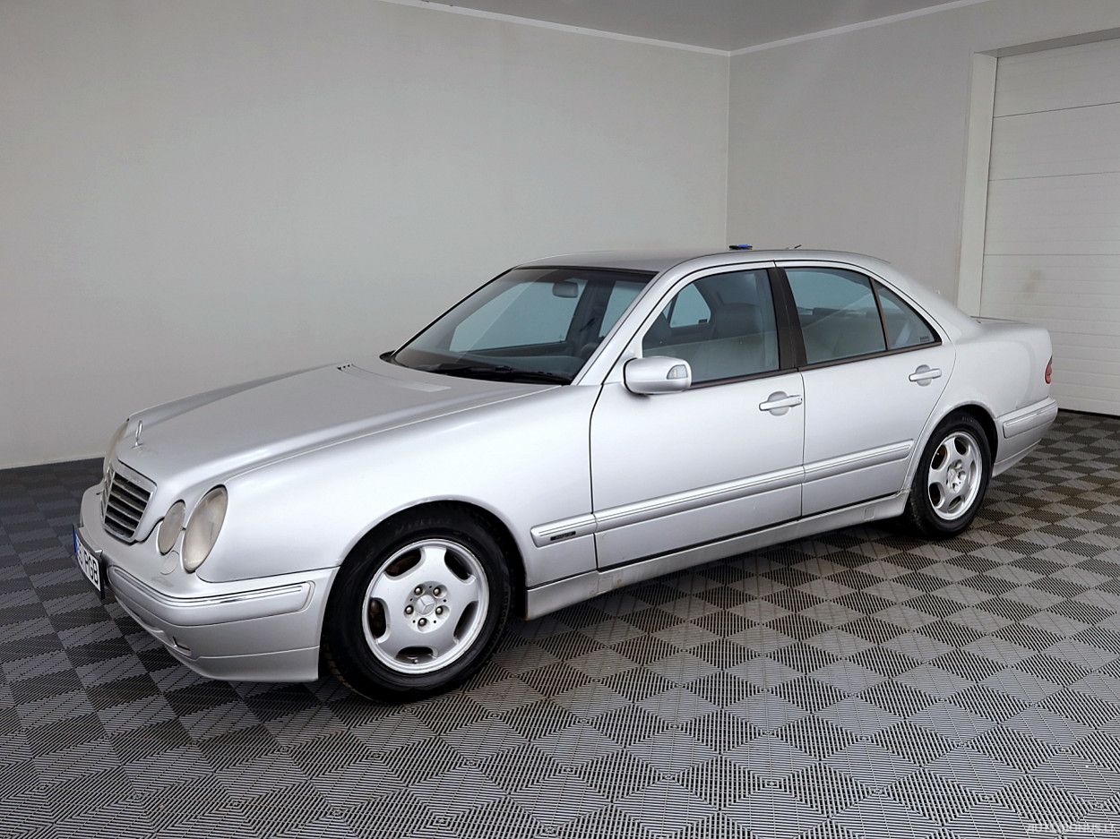 Mercedes-Benz E320 | 1