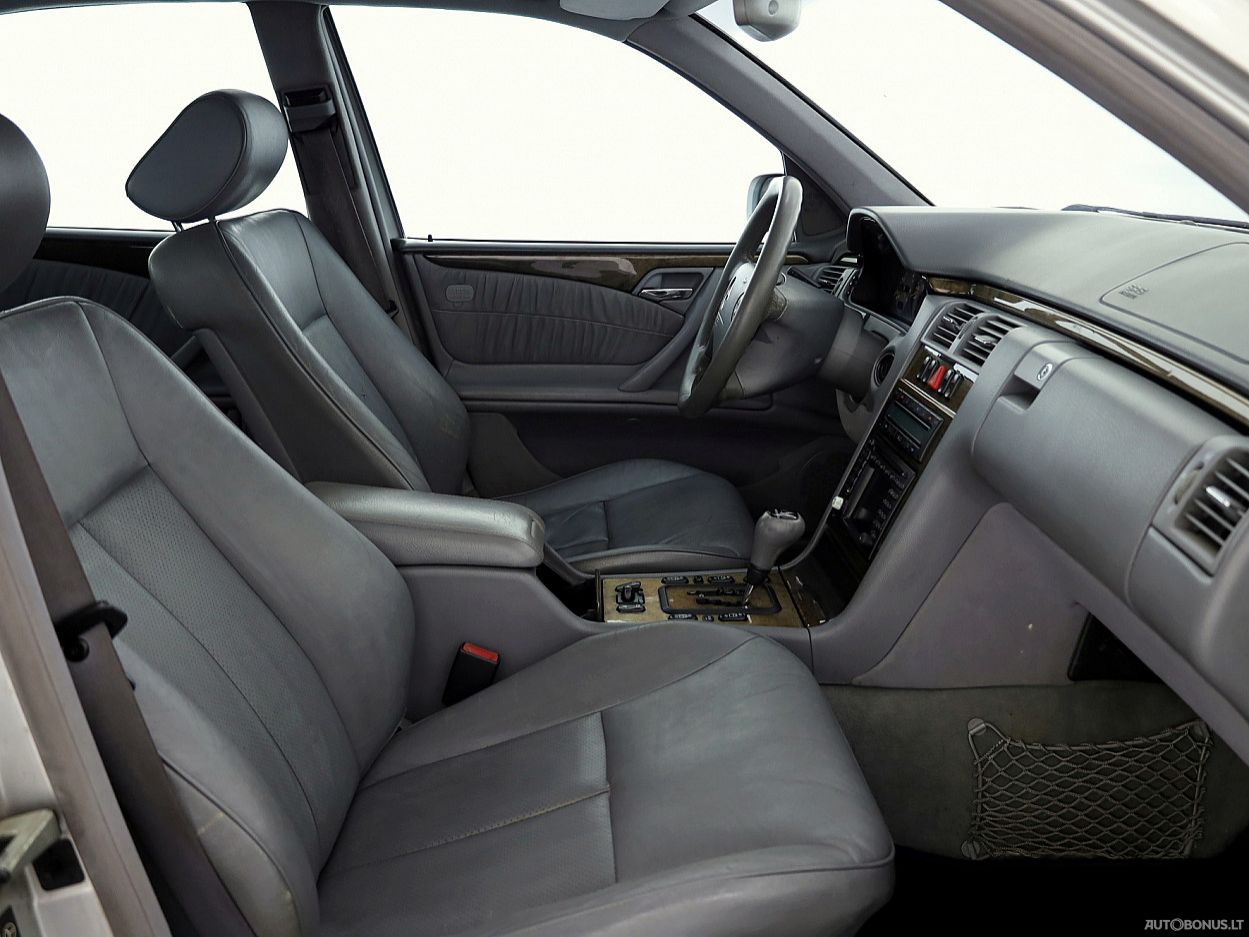 Mercedes-Benz E320 | 5