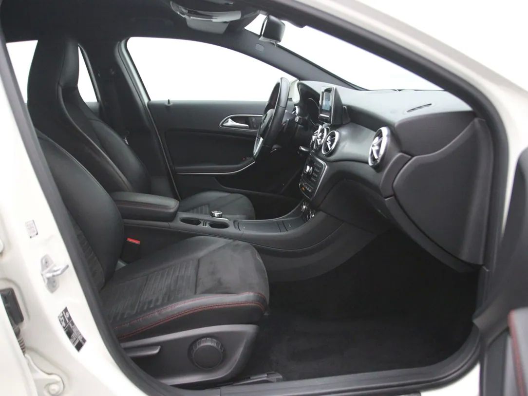 Mercedes-Benz GLA220 | 13