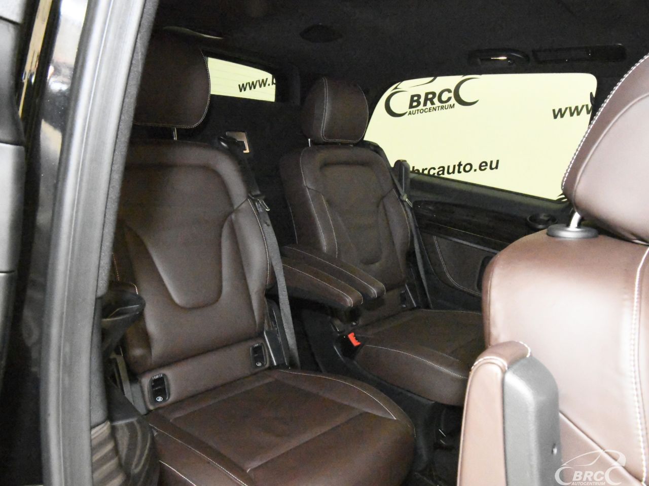 Mercedes-Benz V250 | 10