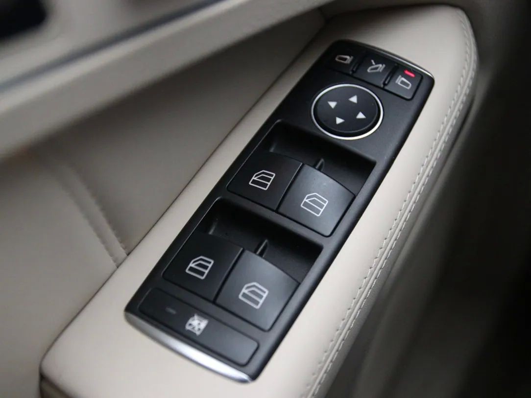 Mercedes-Benz E350 | 25