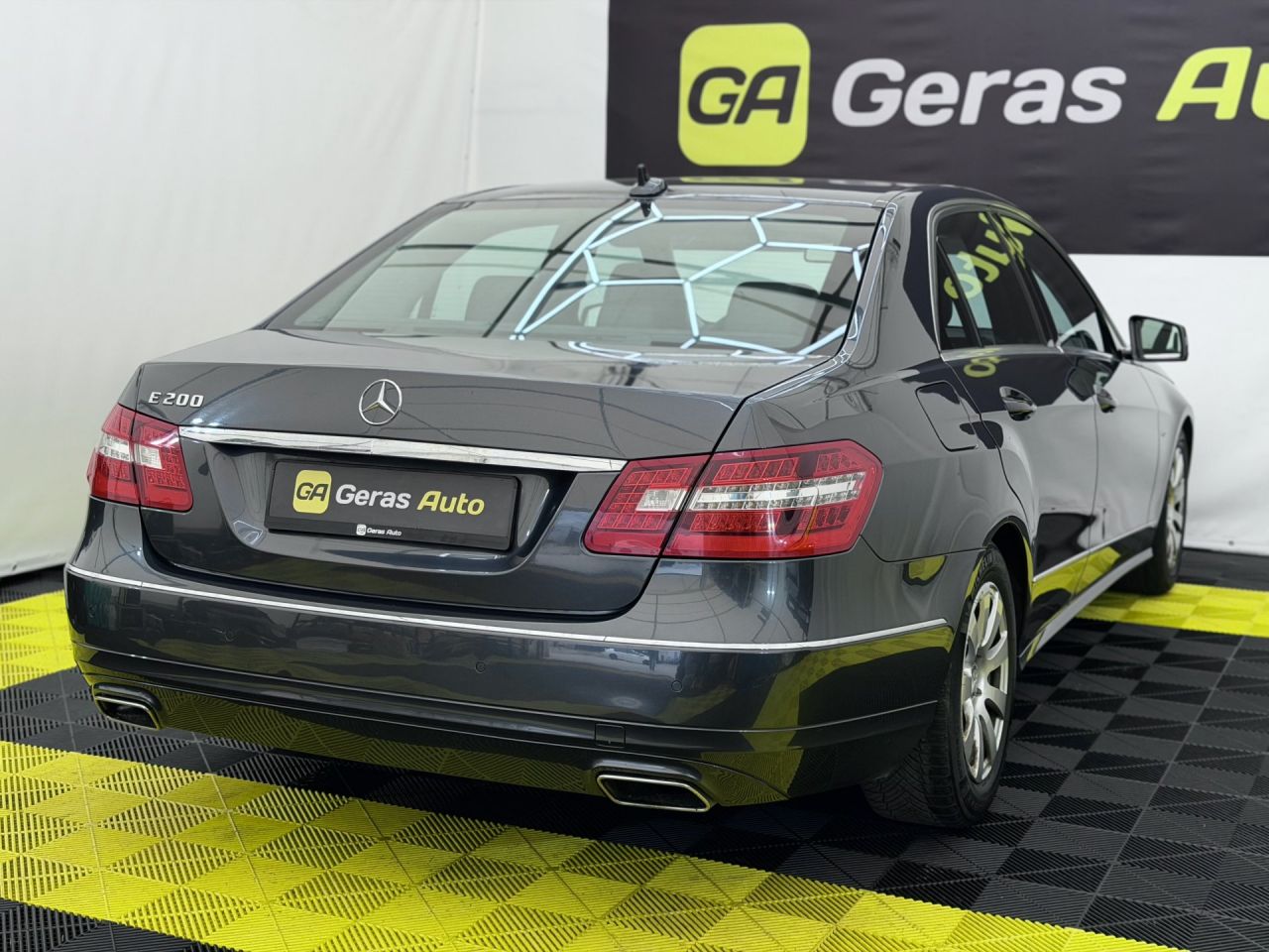 Mercedes-Benz E200 | 3