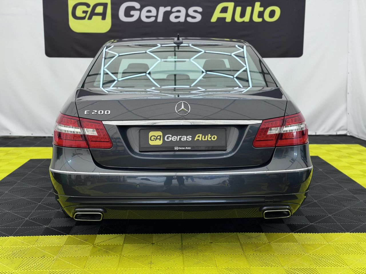 Mercedes-Benz E200 | 4