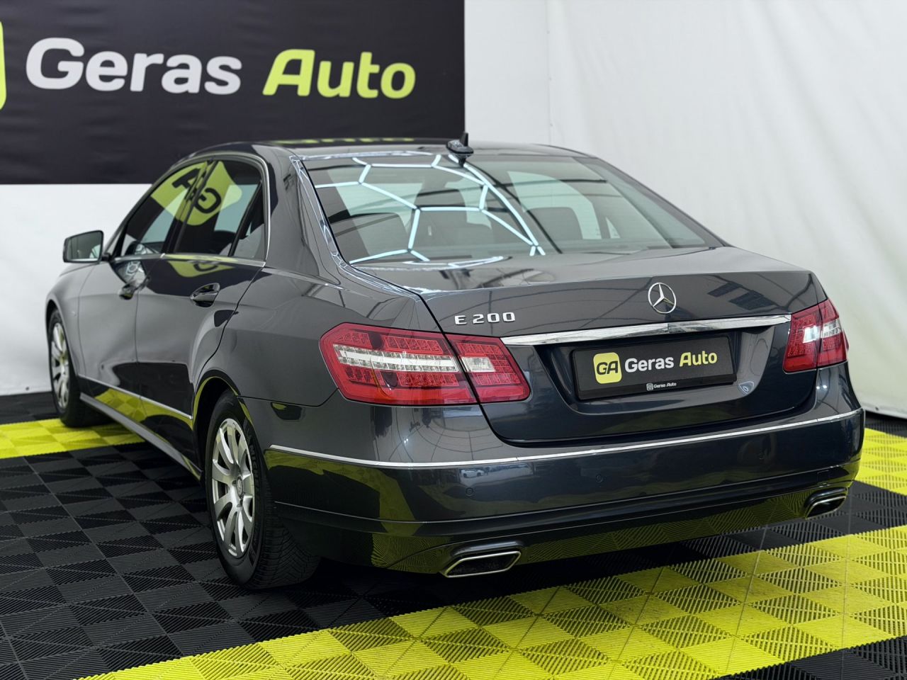 Mercedes-Benz E200 | 5