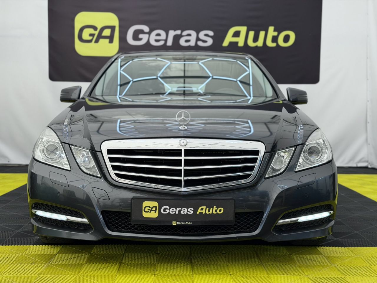 Mercedes-Benz E200 | 1