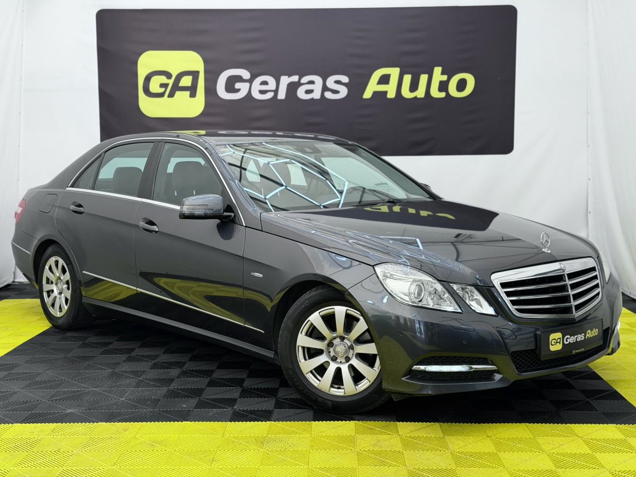 Mercedes-Benz E200 | 2