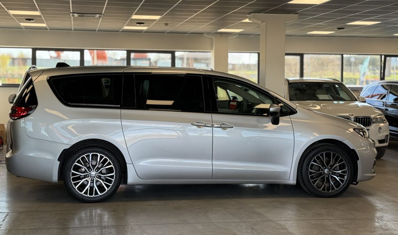 Chrysler Pacifica | 10