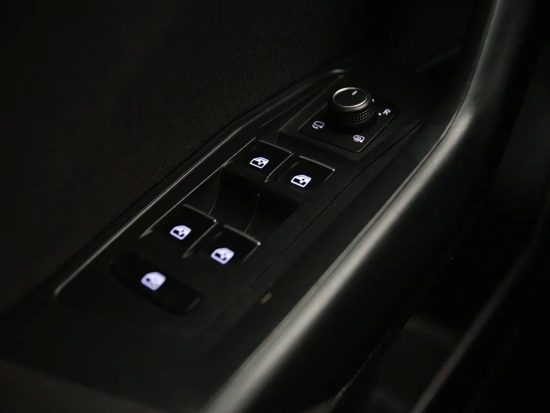 Volkswagen T-Roc | 25