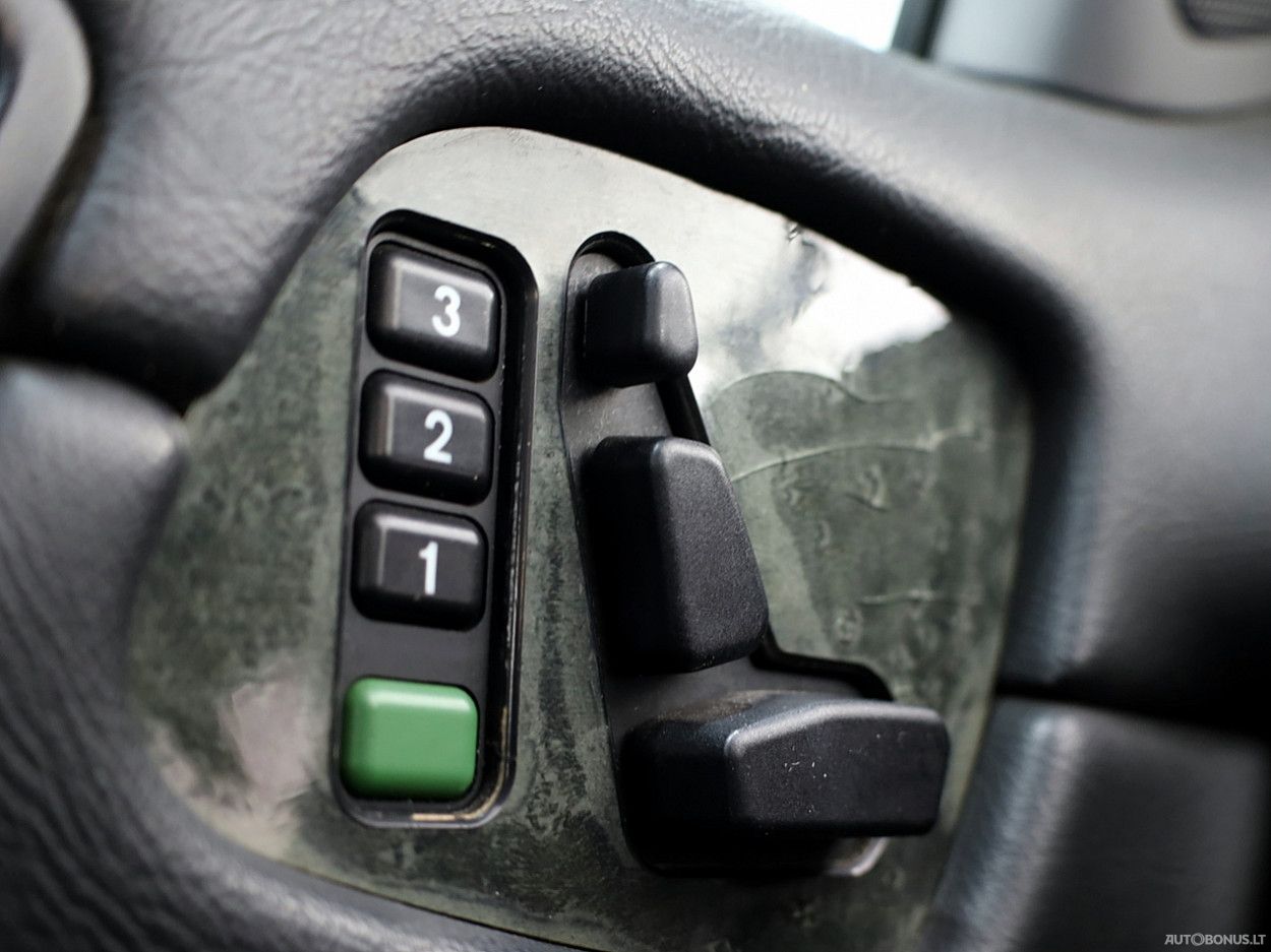 Mercedes-Benz CLK320 | 10