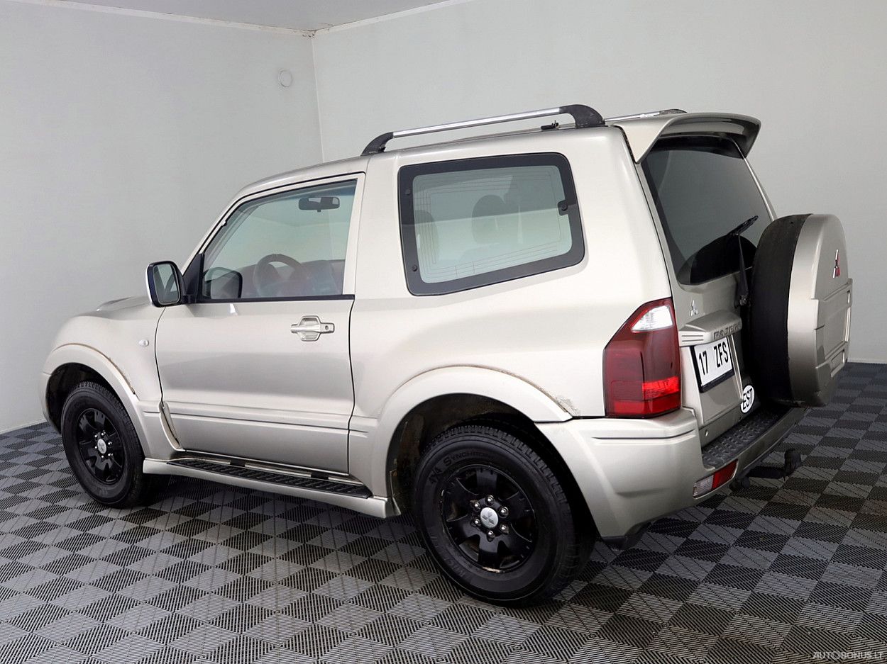 Mitsubishi Pajero | 3