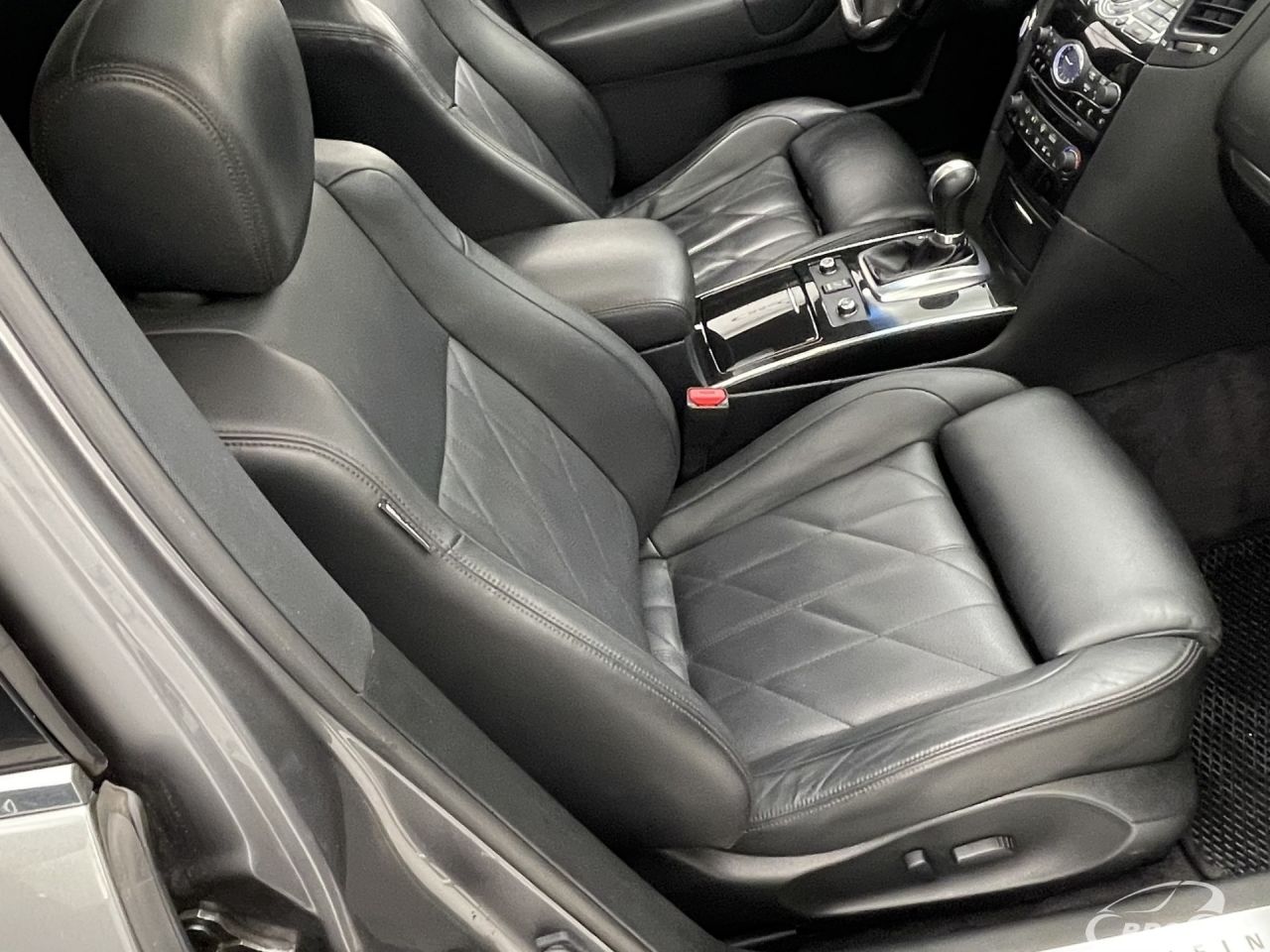 Infiniti QX70 | 4
