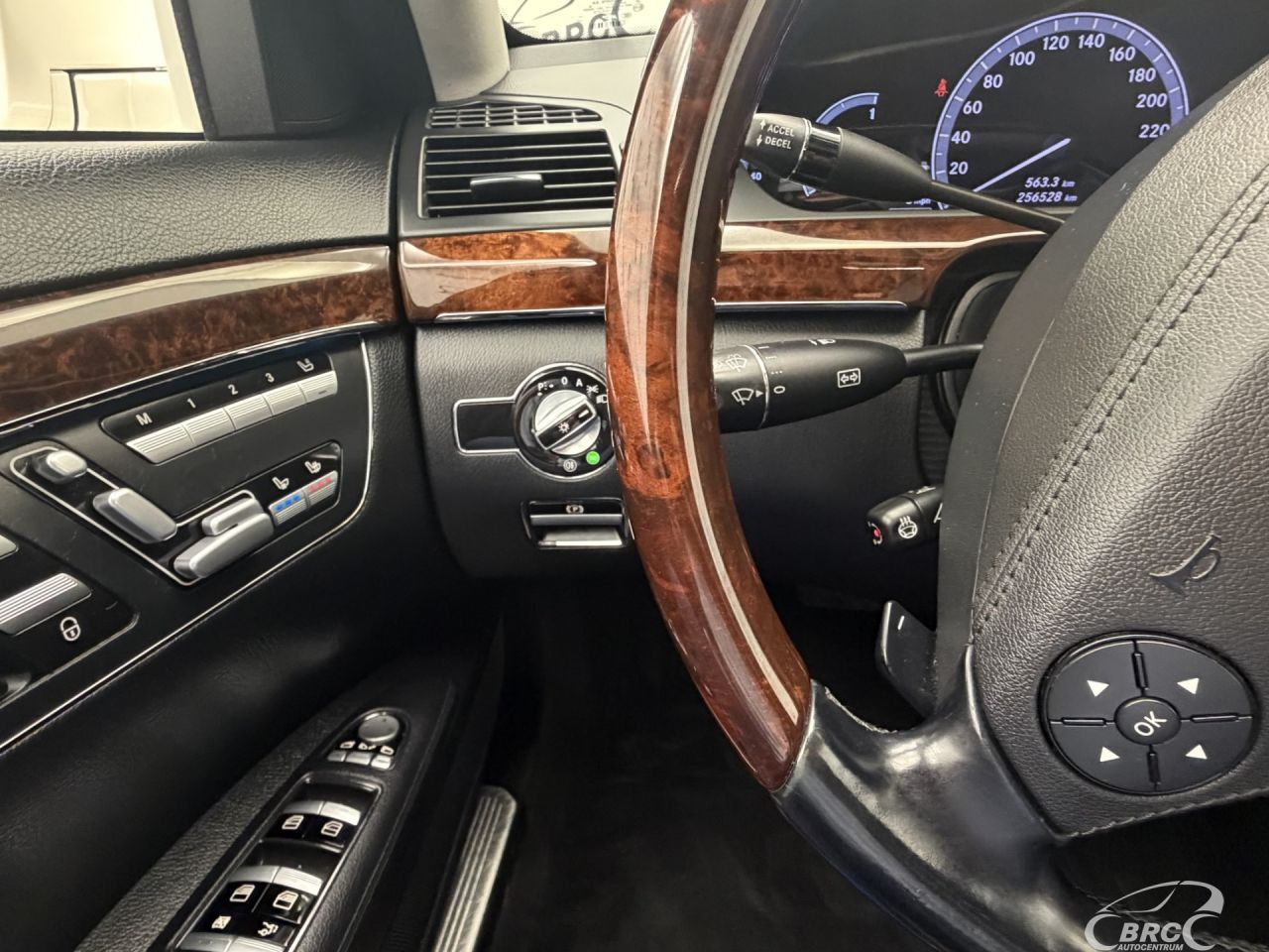 Mercedes-Benz S550 | 33