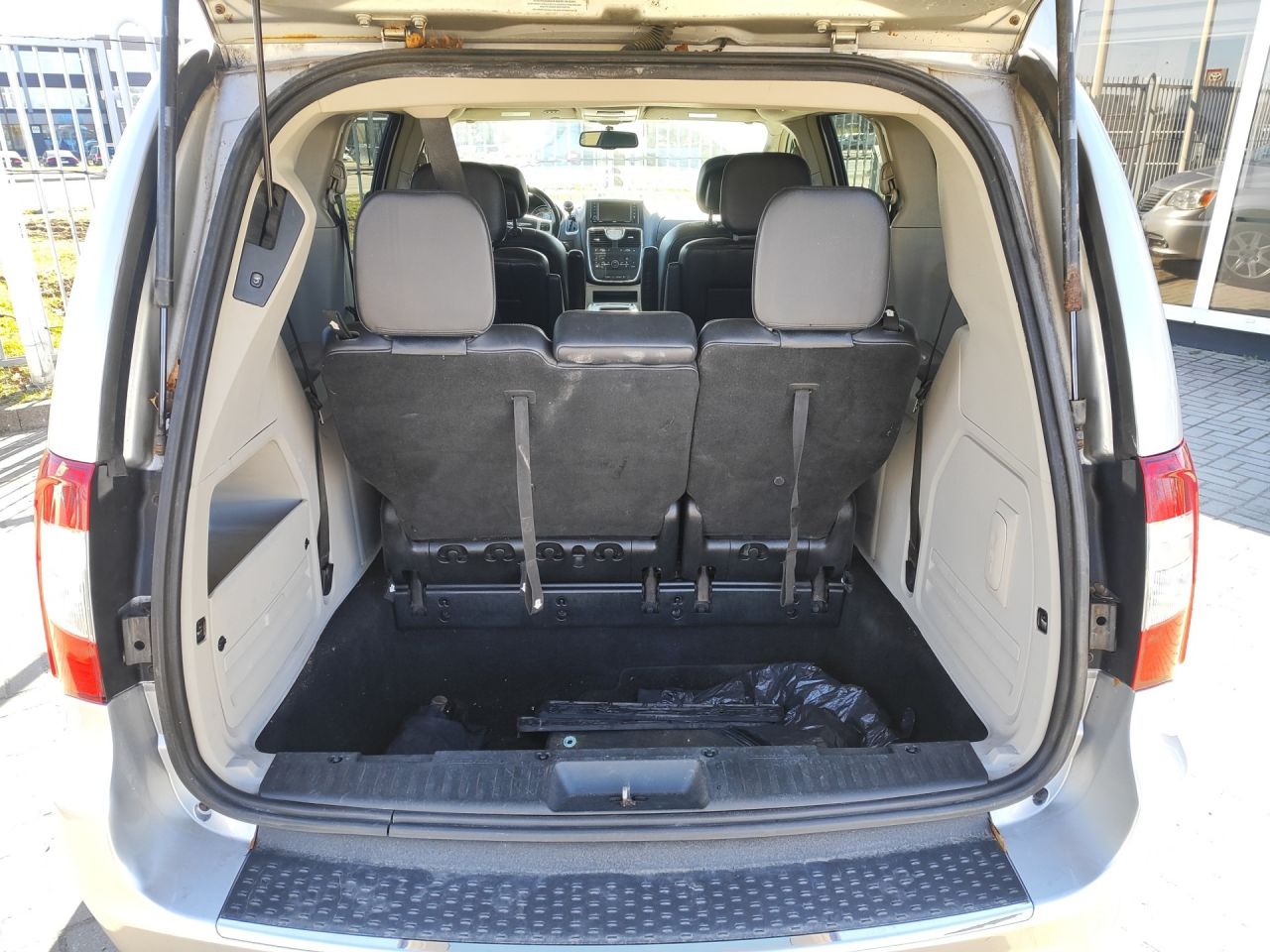 Chrysler Town & Country | 10